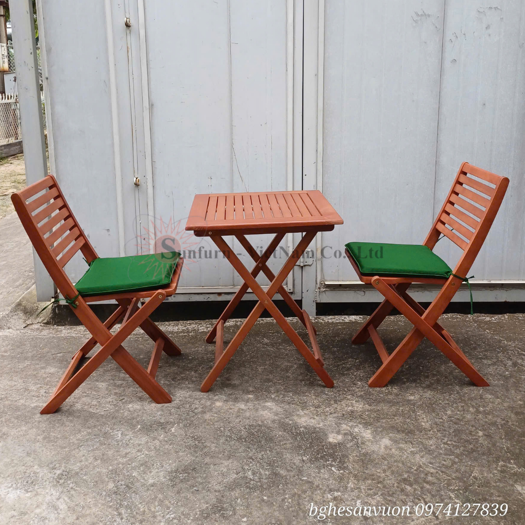 combo-ban-ghe-ngoai-troi-gap-xep-a602-sunfurn-1-ban-go-vuong-60cm-2-ghe-go-xep-khong-tay-bo-ban-ghe-san-vuon-cafe-ban-cong